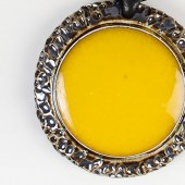 Masyvus geltonas vėrinys prie kaklo dekoruotais kraštais